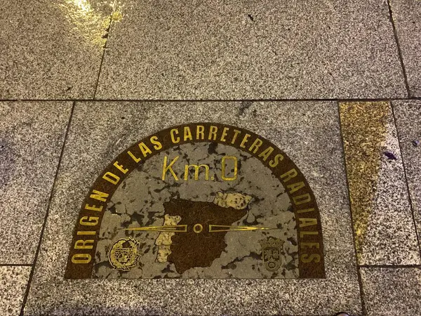 İspanya 'nın başkenti Madrid' de Puerta del Sol Meydanı 'nda bulunan Kilometro Cero granit ve pirinç plaka, 6 ulusal otoyolun başlangıcını simgeliyor. Yazıtta radyal yolların kökeni diyor.