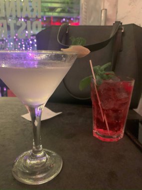Vesper negroni weesky kokteyl koleksiyonu ve böğürtlenli leylek ve bar kauçuk tutacağında bulanık bir nane şekeri. Yüksek kalite fotoğraf