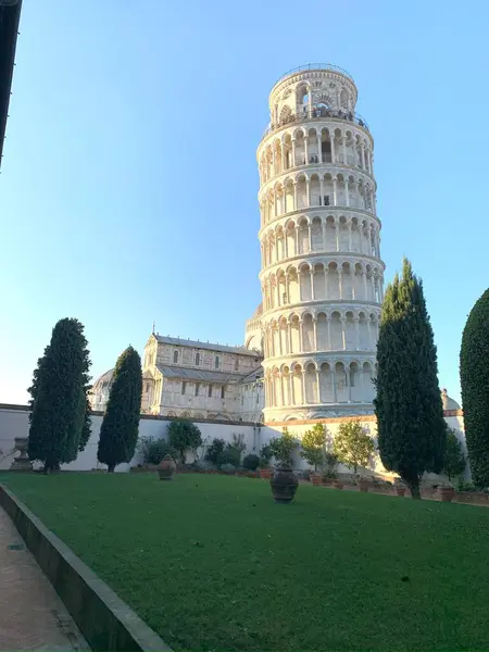Pisa, İtalya 'da güneşli bir günde Eğik Kule. Yüksek kalite fotoğraf