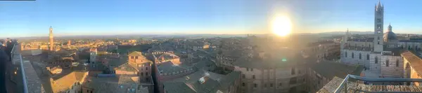 İtalya, Siena 'nın nefes kesici panoramik manzarası batan güneşin sıcacık parıltısıyla yıkanmıştı. Yüksek kalite fotoğraf