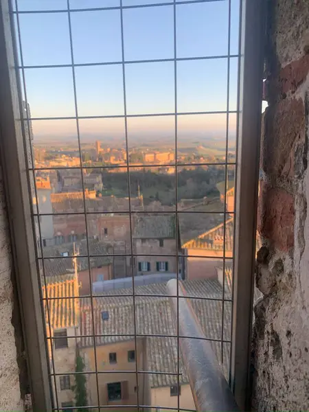 Metal ızgaralı camdan büyüleyici bir manzara, İtalya 'nın büyüleyici Montepulciano kasabasını gözler önüne seriyor. Yüksek kalite fotoğraf
