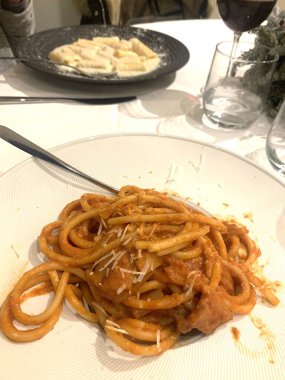 Klasik bir İtalyan yemeğinin ağız sulandırıcı görüntüsü, Cacio e Pepe. Yüksek kalite fotoğraf