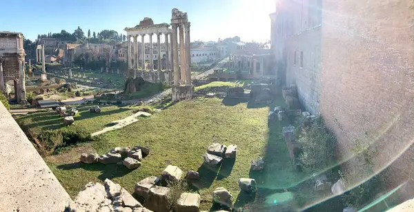 Bu resim, Roma Forumu 'nun sabah güneşinde yıkanan nefes kesici güzelliğini yansıtıyor.