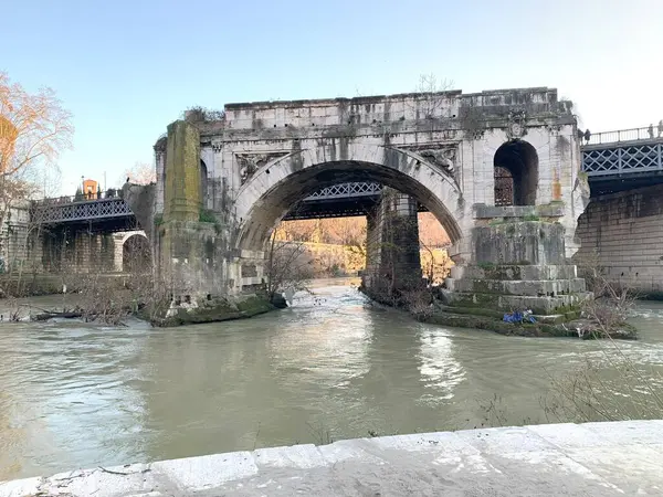 Bu görüntü Roma, İtalya 'da Tiber Nehri' ni kaplayan antik Roma köprüsü olan Pons Aemilius 'un tarihsel çekiciliğini yakalar.