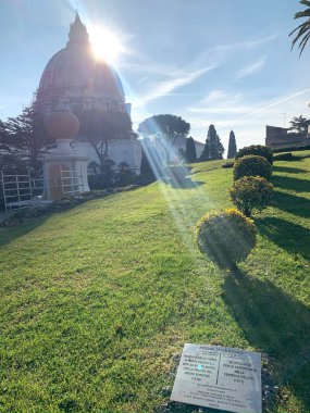 Bu huzurlu görüntü Vatikan Bahçeleri 'ni yakalıyor, hareketli şehrin içinde saklı bir mücevher.