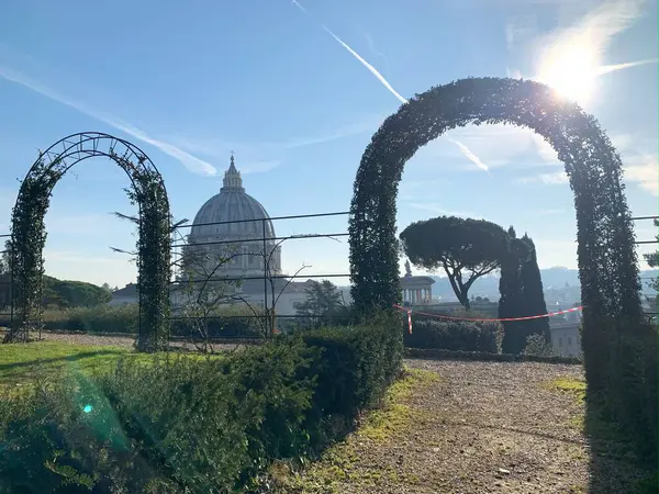 Bu büyüleyici stok fotoğrafı İtalya, Roma 'daki Vatikan Bahçeleri' nden resimli bir sahne içeriyor.