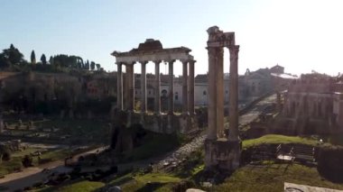 Bu büyüleyici video, bir zamanlar antik Roma Cumhuriyeti 'nin kalbi olarak hizmet veren tarihi bir dönüm noktası olan ikonik Roma Forumunu sergiliyor..