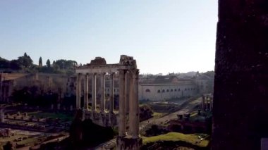 Bu büyüleyici video, bir zamanlar antik Roma Cumhuriyeti 'nin kalbi olarak hizmet veren tarihi bir dönüm noktası olan ikonik Roma Forumunu sergiliyor..