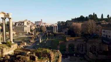 Antik Roma Forumu 'nun en ikonik yapılarından biri olan Satürn Tapınağı' nın nefes kesici hava manzarası.