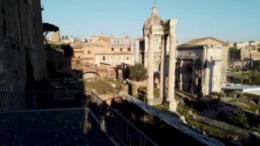 Gün batımında Roma Forumu 'nun nefes kesici panoramik görüntüsü altın ışıkla yıkanmış antik kalıntıları yakalıyor.