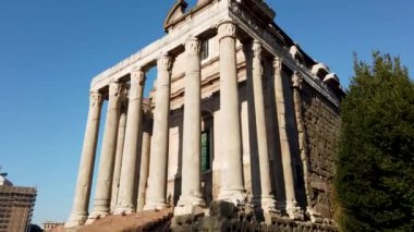 Bu çarpıcı video Roma Forumu 'ndaki muhteşem Roma tapınağı Antoninus ve Faustina tapınağını gösteriyor.