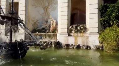 Fontana della Galera 'nın büyüleyici bir videosu. Karmaşık detaylarla süslenmiş ve Vatikan Bahçeleri' ndeki yemyeşil sularla çevrili çarpıcı bir gemi çeşmesi..