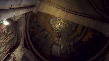 Paris, Fransa 'daki Sacre Coeur Bazilikası' nın görkemli kubbesini ve karmaşık mimari ayrıntılarını gözler önüne seren nefes kesici bir manzarası..