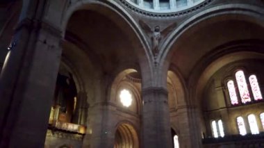 Paris, Fransa 'daki Sacre Coeur Bazilikası' nın görkemli kubbesini ve karmaşık mimari ayrıntılarını gözler önüne seren nefes kesici bir manzarası..