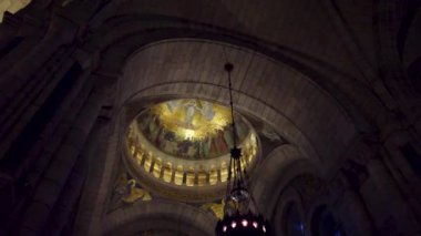 Paris, Fransa 'daki Sacre Coeur Bazilikası' nın görkemli kubbesini ve karmaşık mimari ayrıntılarını gözler önüne seren nefes kesici bir manzarası..