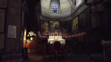 Fransa, Paris 'teki Saint-Sulpice Kilisesi' nin görkemli manzarası sunağı, vitray pencereleri ve kiliseleri gösteriyor..