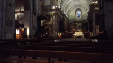 Paris, Fransa 'daki Notre-Dame des Victoires Bazilikası' nın görkemli manzarası sunağı, vitray pencereleri ve sıra sıra sıraları gösteriyor..