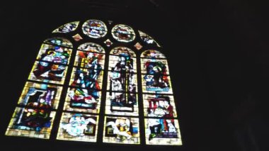 Paris, Fransa 'daki Saint-Eustache Kilisesi' nin görkemli manzarası, yüksek kemerli tavan, sütunlar ve süslemeler sergilenmektedir..