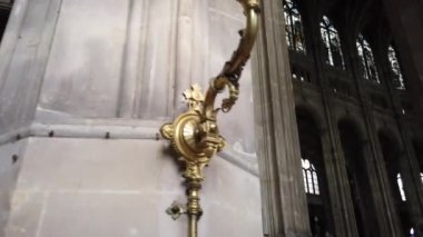 Fransa, Paris 'teki Saint-Eustache Kilisesi' nin görkemli manzarası, yüksek kemerli tavan, sütunlar ve vitray pencereler sergileniyor..