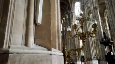 Paris 'teki Aziz Eustache Kilisesi' nin karmaşık mimarisini ve ihtişamını gösteren çarpıcı bir fotoğraf.