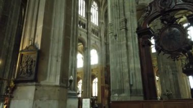 Paris 'teki Saint-Eustache Kilisesi' nin içini gösteren bir video. Görüntü, uzun sütunları, kemerli tavanları ve karmaşık mimari detayları vurguluyor.