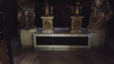 Ünlü bir Fransız devlet adamı olan Jean-Baptiste Colbert 'in Paris' teki Saint-Eustache Kilisesi 'nin içindeki mezarını gösteren bir video.. 