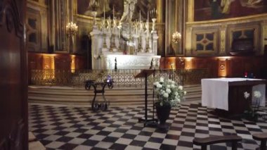 Paris 'teki Saint-Eustache Kilisesi' nin içinde Bakire Meryem Şapeli 'ni gösteren bir video.