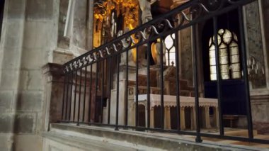 Paris 'teki Saint-Merri Kilisesi' nin mihrabında çarmıha gerilme sahnesini gösteren bir video.