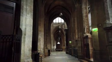 Paris, Fransa 'daki Aziz Merry Kilisesi' nin içinde kemerli tavanları ve vitraylı pencereleri olan uzun bir kapağı gösteren bir video.