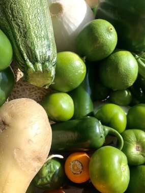 Canlı bir görüntü kabak, limon, jalapeno ve patates gibi çeşitli taze sebzeleri gösteriyor..