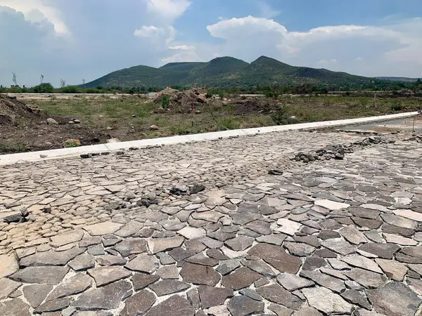 Meksika 'da yeni keşfedilmiş antik bir taş yol, şehrin zengin tarihinin bir parçasını gözler önüne seriyor..