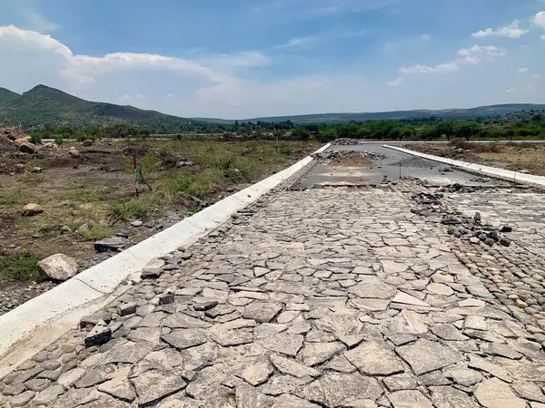 Meksika 'da yeni keşfedilmiş antik bir taş yol, şehrin zengin tarihinin bir parçasını gözler önüne seriyor..