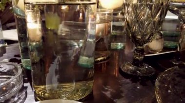 Bu resim zarif detaylara odaklı güzel bir tablo sergiliyor. Beyaz çiçekler, muhtemelen orkideler, temiz bir vazoda sergilenir, biraz tazelik ve incelik katar..