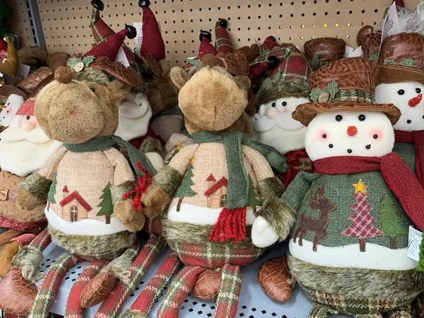 Bu resim Noel oyuncaklarının büyüleyici bir koleksiyonunu sergiliyor. Tatil dekoruna bir tutam şenlikli sıcaklık katmak için mükemmel.