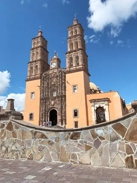 Biraz bulanık, göz hizasında bir çekim, Dolores Hidalgo, Guanajuato, Meksika 'daki tarihi bir kilise olan Parroquia de Nuestra Senora de los Dolores' i yakalar.