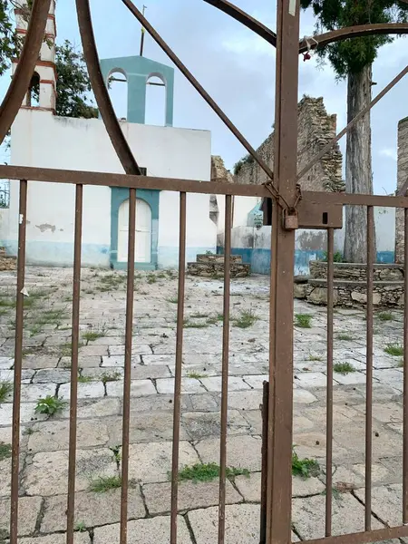Meksika, Guanajuato 'da tarihi bir kilisenin girişini kapatan kilitli metal bir kapının görüntüsü..