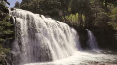 Arjantin patagonisinde ivinco şelalesi. 7 gölün yolu, San Martin ve Villa La Angostura arasında..