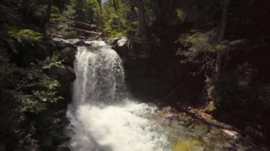 Arjantin patagonisinde Inacayal şelalesi. Belvedere kenar yolu, Villa La Angostura arasında..