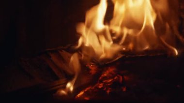 Şömine yandı. Ahşap parçaları ateşe verildi.