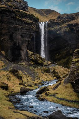 İzlanda 'da küçük bir şelale. Çevre yolunun bir parçası