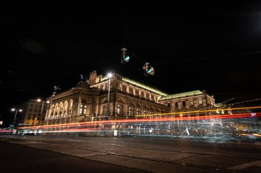 Gece Viyana Operası. Uzun pozlu fotoğrafçılık