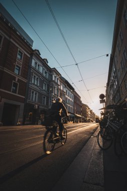 Innsbruck sokaklarında gün batımı. Renkli evler ve bisikletler