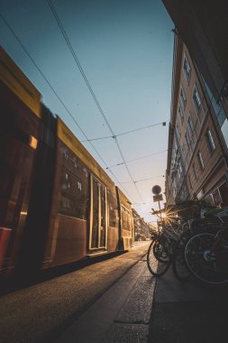 Innsbruck sokaklarında gün batımı. Renkli evler ve bisikletler