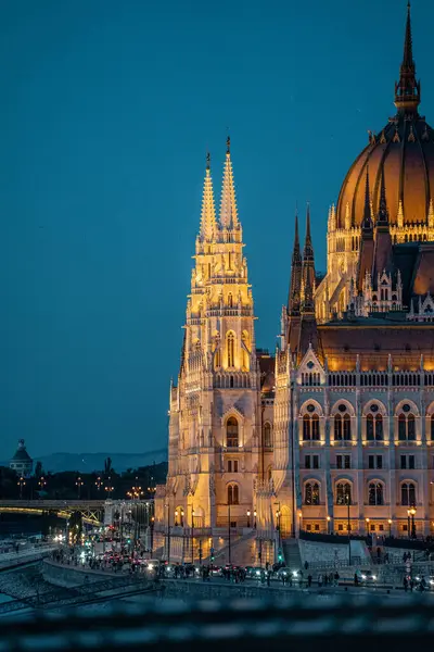 Budapeşte parlamentosunun gece görüşü. Buda kıyısından Parlamento ışıkları