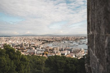 Palma de Mallorca 'daki Bellver Kalesi. Şatodan şehir manzarası.