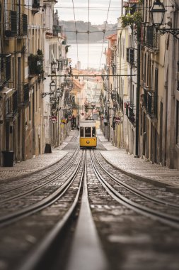 Lizbon şehrinde Bica Funicular. Portekiz 'den tipik sarı tramvay..