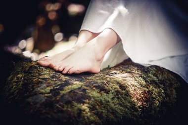 Kızın ayakları doğada yalınayak