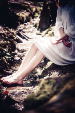 Kızın ayakları doğada yalınayak