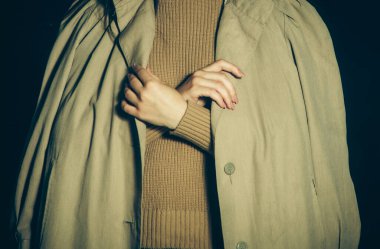 Kadın eli ve kazağı yakın plan.