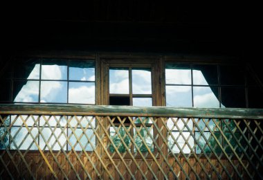 Pencereleri yakın çekimli teras